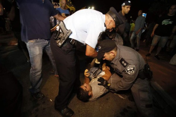 Video: Boda es interrumpida por pelea entre policías y manifestantes