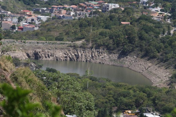 Solo lluvias constantes llenarían las represas