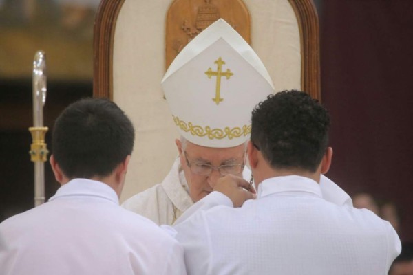 Fervor y devoción en Misa Crismal de San Pedro Sula  