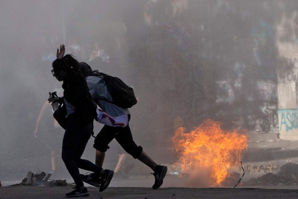 Rayos láser, el 'arma silenciosa' de los manifestantes en Chile