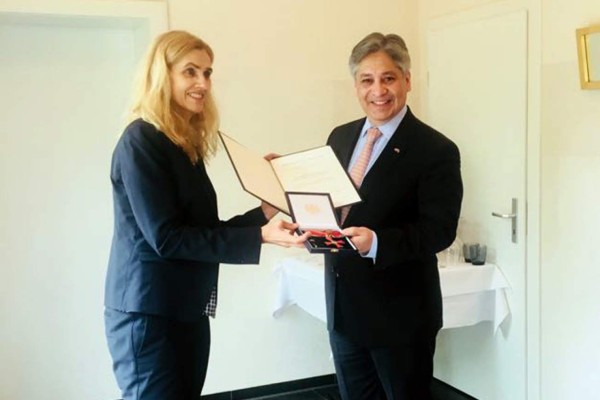 Reconocen labor de embajador hondureño en Alemania