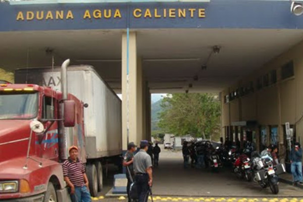 Detienen a hondureño y guatemalteco con 325,000 lempiras en Agua Caliente