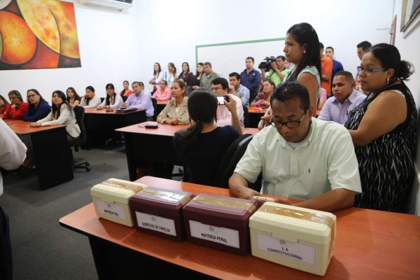 Aspirantes a cargos en el Poder Judicial de San Pedro Sula se someten a pruebas
