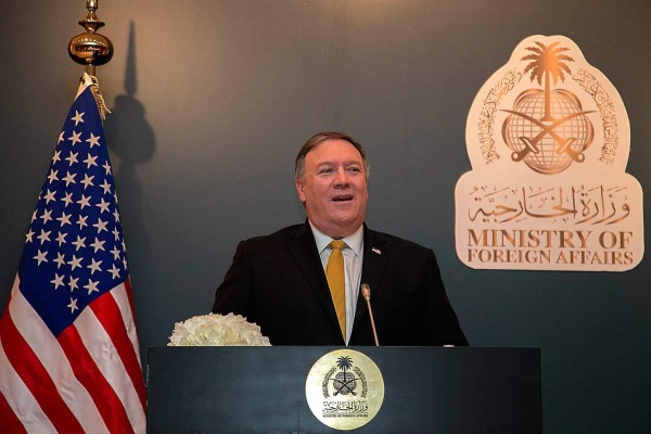 Pompeo amenaza con romper el pacto nuclear iraní desde Arabia Saudí