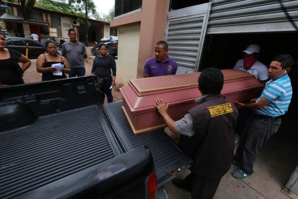 Familiares retiran cuerpo de joven exhumada en cementerio clandestino
