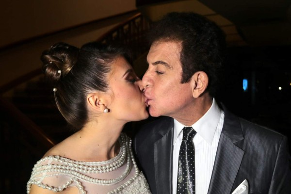 Beso entre Nasralla e Iroshka crea polémica en redes sociales