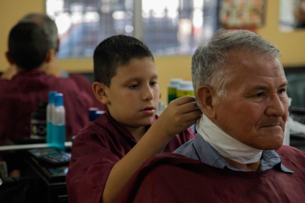 El barberito que trae en la sangre el arte de rasurar