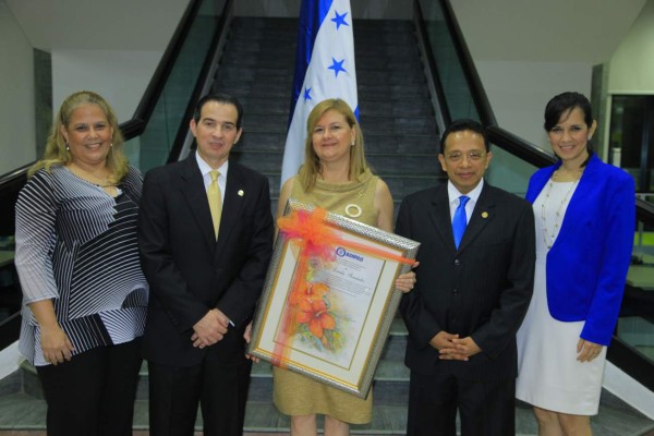 Banco del País homenajea a una mujer