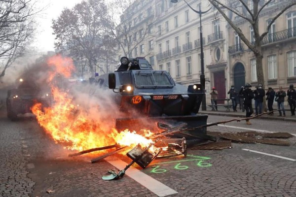 Una treintena de heridos y más de 600 detenidos en las protestas en París