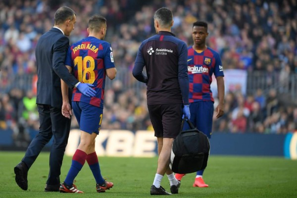 Jordi Alba se lesiona y peligra para los duelos de Champions y el clásico ante Real Madrid