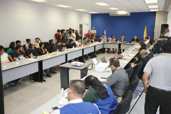 En medio de dimes y diretesse realizÃ³ la instalaciÃ³n de lamesa mediadora del diÃ¡logoentre los representantesdel Movimiento EstudiantilUniversitario (MEU) y lasautoridades de la UniversidadNacional AutÃ³noma deHonduras (UNAH).