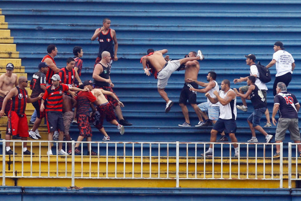 Video: Violenta pelea entre hinchas deja cuatro heridos en Brasil