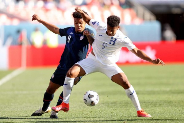 DENVER, COLORADO - JUNE 03: Weston McKennie #8 of USA fights for the ball against Antony Lozano #9 of Honduras in the first half during Game 1 of the Semifinals of the CONCACAF Nations League Finals of at Empower Field At Mile High on June 03, 2021 in Denver, Colorado. Matthew Stockman/Getty Images/AFP (Photo by MATTHEW STOCKMAN / GETTY IMAGES NORTH AMERICA / Getty Images via AFP)