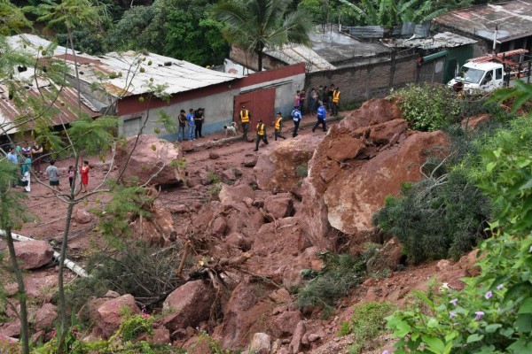 View of an area affected by a landslide caused by heavy rains due to tropical depression Selma in Villanueva shanty town, west of Tegucigalpa, on October 29, 2017. / AFP PHOTO / ORLANDO SIERRA