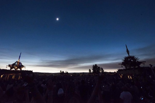 Fotos del eclipse total inundan las redes sociales