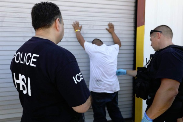 ICE arresta a 160 indocumentados en una fábrica de autos en Texas