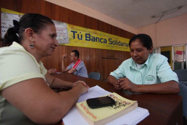 Con créditos benefician a 2,550 microempresarios