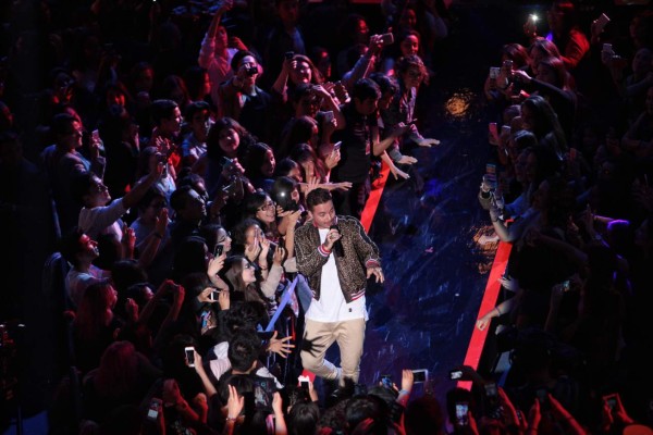 Aseguran que letras que 'denigran' a mujeres es culpa de las fans