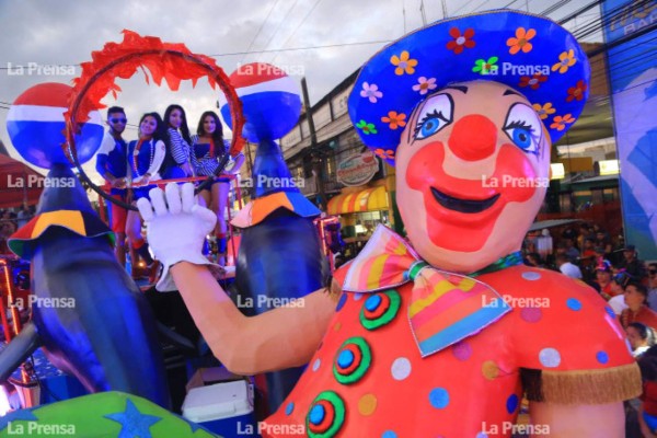 Ceibeños gozan la magia de su colorido desfile