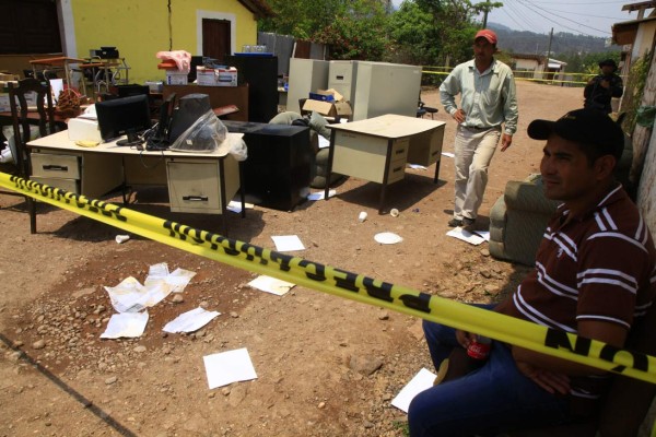 Arde alcaldía de San Luis; olor a combustible impregna restos