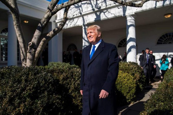 Trump renueva por 6 años el programa de espionaje a extranjeros en Internet