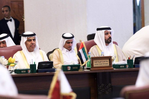 Caída del crudo afecta finanzas de países árabes del Golfo