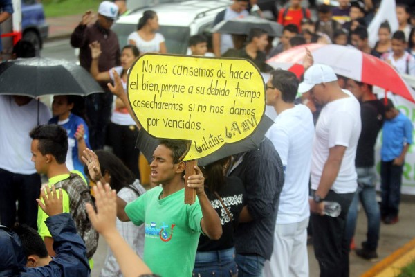 Jóvenes claman por paz y justicia para Honduras