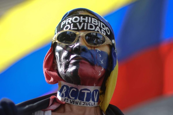 Jóvenes chavistas marcharon por Maduro y opositores por elecciones