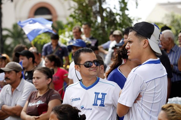 Así reaccionan los hondureños y brasileños tras la derrota de la bicolor