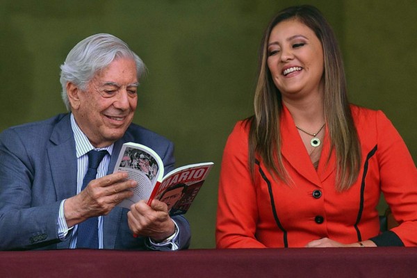 Vargas Llosa celebra sus 81 años con Isabel Preysler y dona libros en Perú&nbsp;&nbsp;