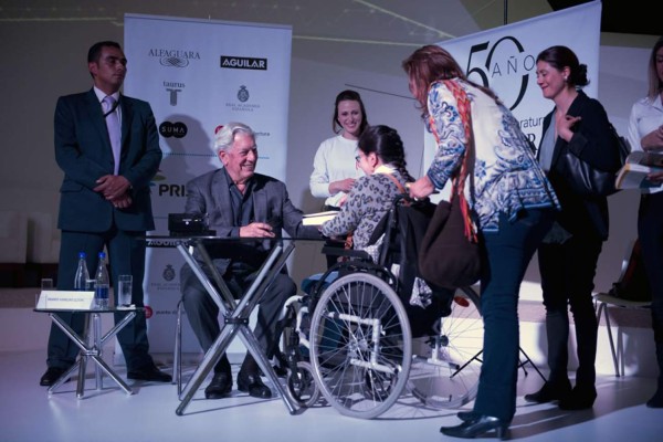 Vargas Llosa agradece a lector que interrumpió charla y rompió su libro