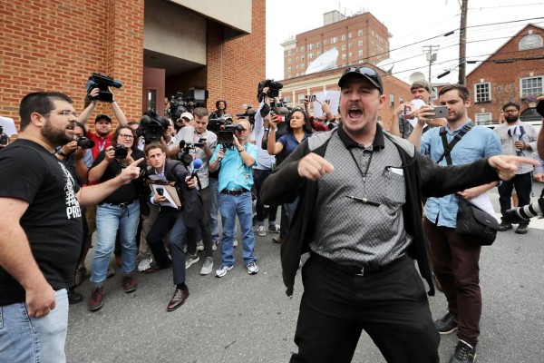 Trump condena al Ku Klux Klan por ataque de odio en Charlottesville