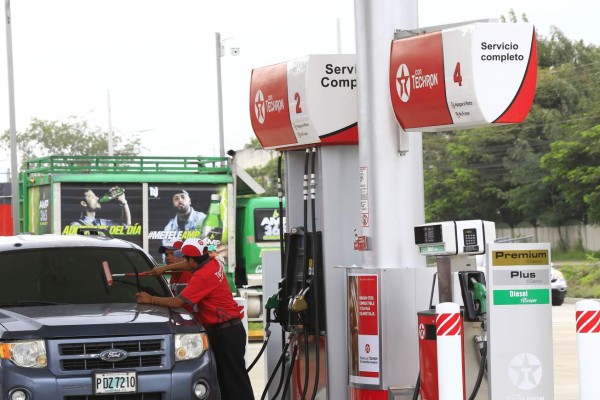 Anuncian rebajas para el precio de todos los carburantes
