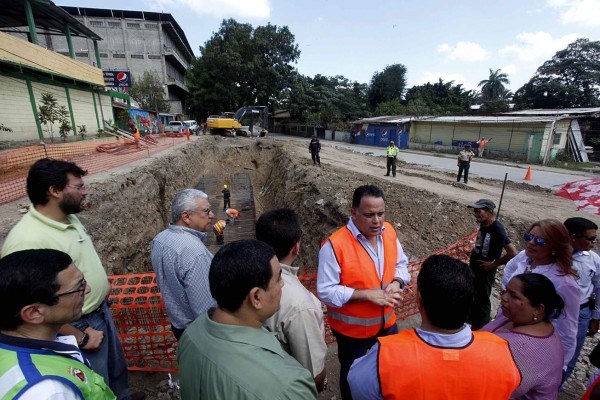 Alcalde Calidonio supervisa obras de infraestructura