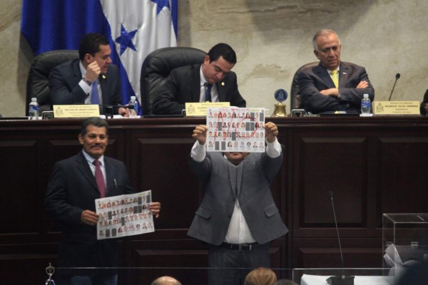 Mauricio Oliva pide a jefes de bancada no seguir haciendo el ridículo