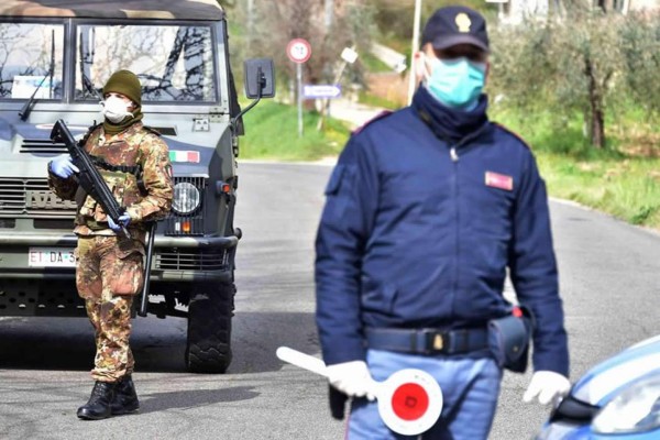 Los muertos en Italia superan los 8,000 y suben de nuevo los contagios