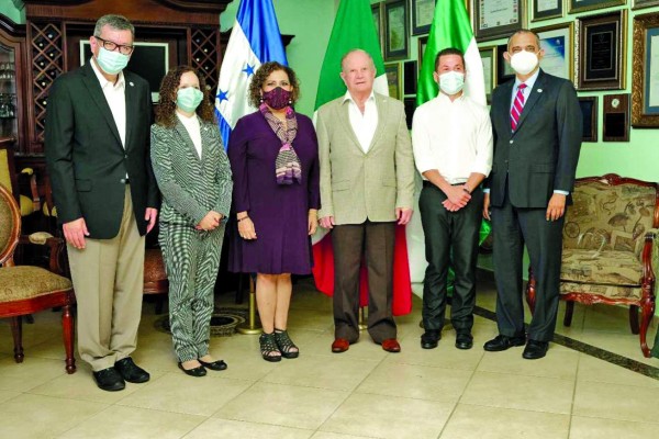 La UTH fortalece educación virtual con firma de convenio