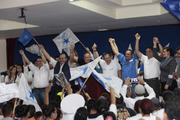 Ricardo Álvarez presenta a aspirantes a alcaldes