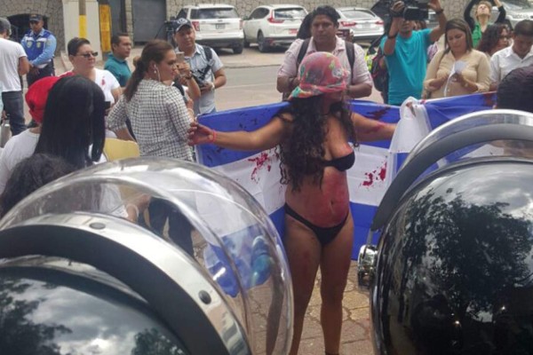 Mujeres se desnudan en protesta frente a Casa Presidencial
