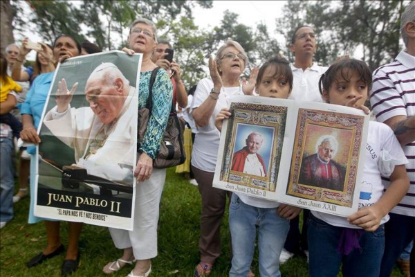 Salvadoreños celebran las canonizaciones de Juan XXIII y Juan Pablo II