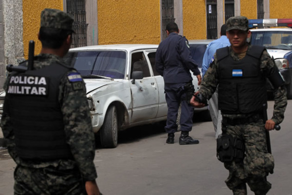 Hallan a hombre muerto en carro