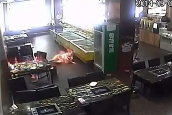 Video: Camarera prende fuego a una clienta en restaurante chino