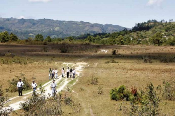 Presidente de Honduras anuncia construcción de pista aérea en Copán