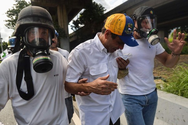Militares venezolanos agreden a Capriles en protesta