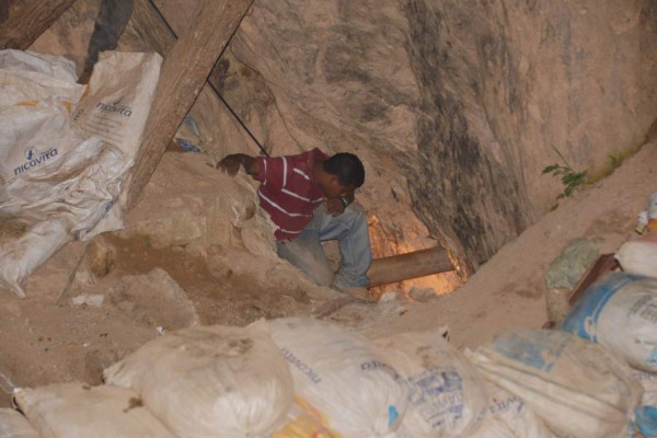 Rescatan vivos a tres de los 11 obreros atrapados en mina de Honduras 