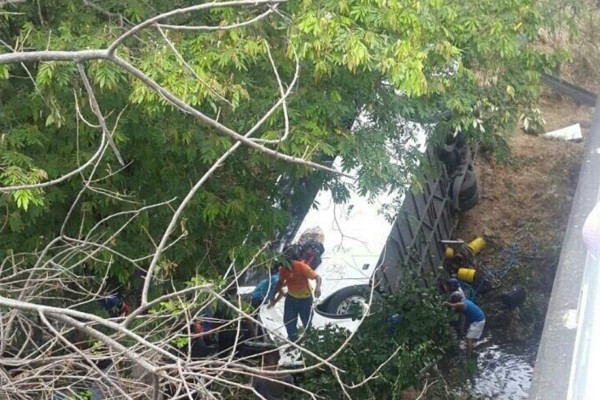 Caída de un autobús desde un puente deja 15 muertos y 50 heridos en Panamá   