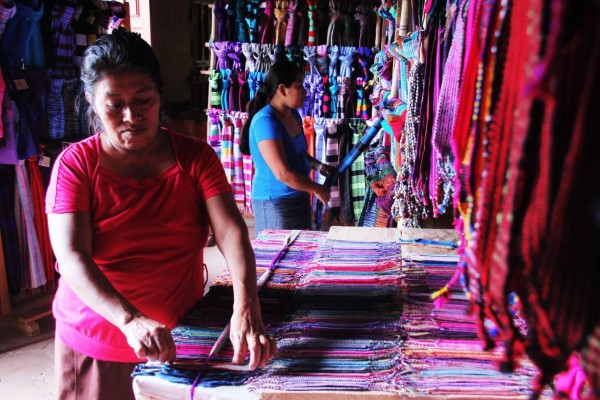 Artesanas chortís piden apoyo para abrirse mercado