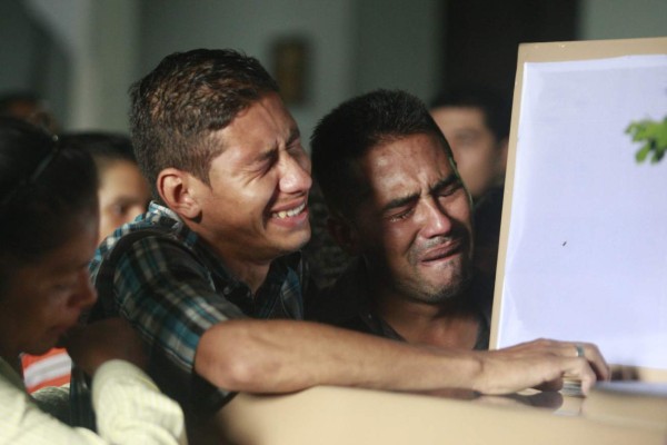 Sepultan a las cinco víctimas de derrumbe en El Paraíso