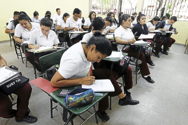 Analizan dos propuestas para transformar escuelas normales de Honduras