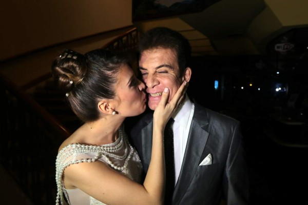 Beso entre Nasralla e Iroshka crea polémica en redes sociales